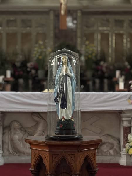 Sculpture of Mary in a bell-jar